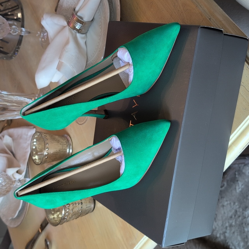🎉SALE🎉 Host Pick 🎉 👠ANN TAYLOR MILA SUEDE PUMP - BRIGHT JADE 👠 - Picture 2 of 9